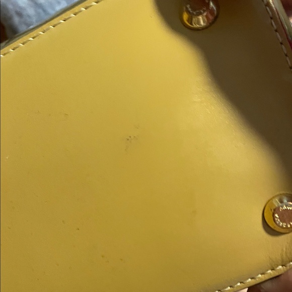 Elegant Green Patent Leather Handbag - Picture 2 of 8